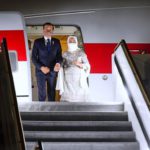 Iriana Jokowi terpeleset di tangga pesawat