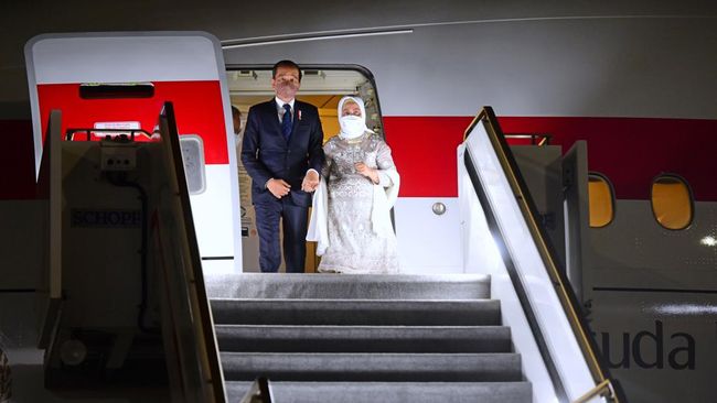 Iriana Jokowi terpeleset di tangga pesawat