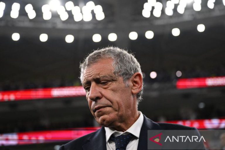 Fernando Santos saat memimpin timnas Portugal dalam pertandingan perempat final Piala Dunia 2022 lawan Maroko di Al-Thumama Stadium, Doha pada 10 Desember 2022. ANTARA/AFP/Kirill KUDRYAVTSEV