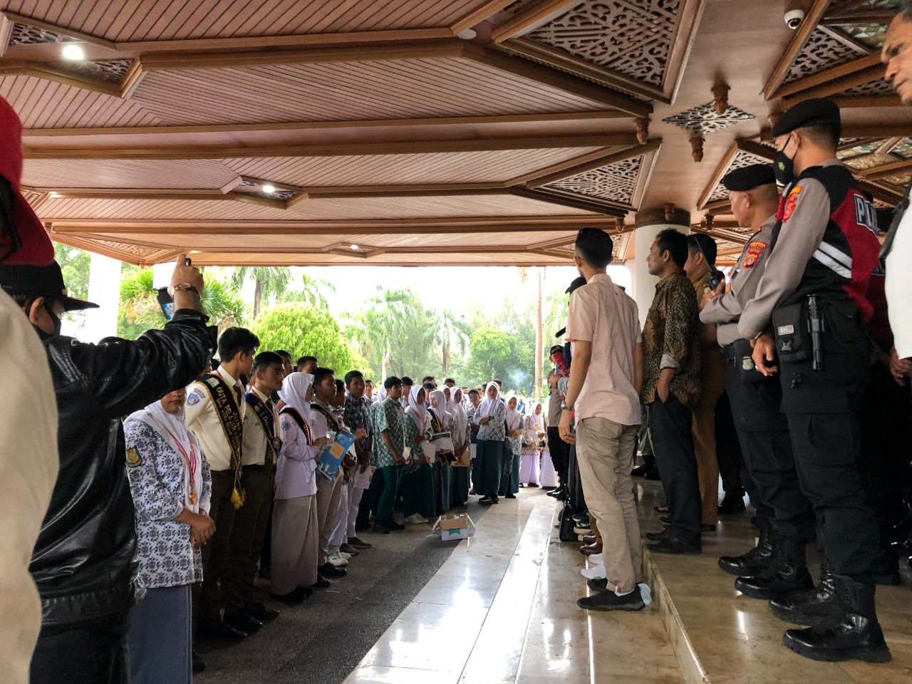 Ratusan pelajar datangi Kantor Gubernur Aceh, mengaku diperintah oleh guru
