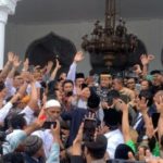 Massa "kepung" Anies Baswedan di Masjid Raya Baiturrahman