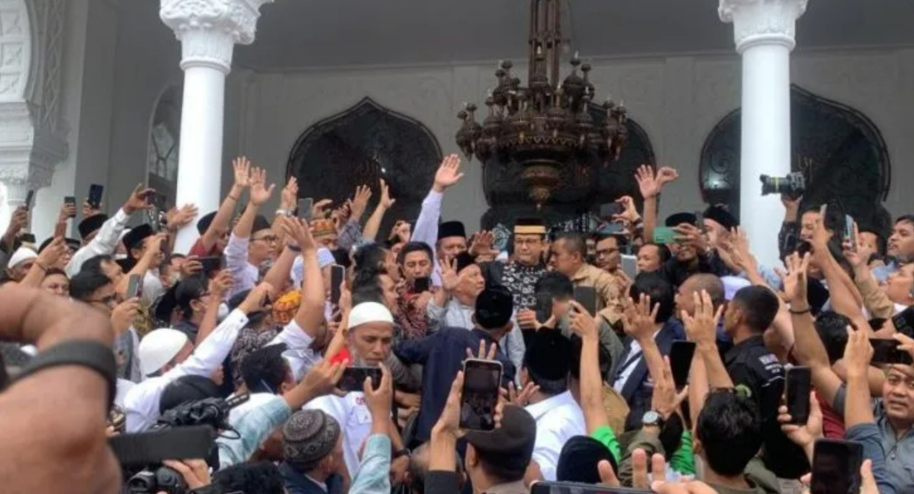 Massa "kepung" Anies Baswedan di Masjid Raya Baiturrahman