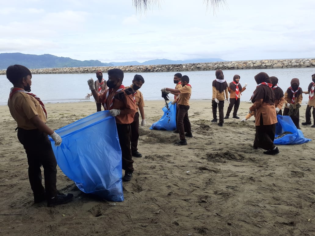 Ratusan anggota Pramuka se-Banda Aceh bersihkan Pantai Ulee Lheue