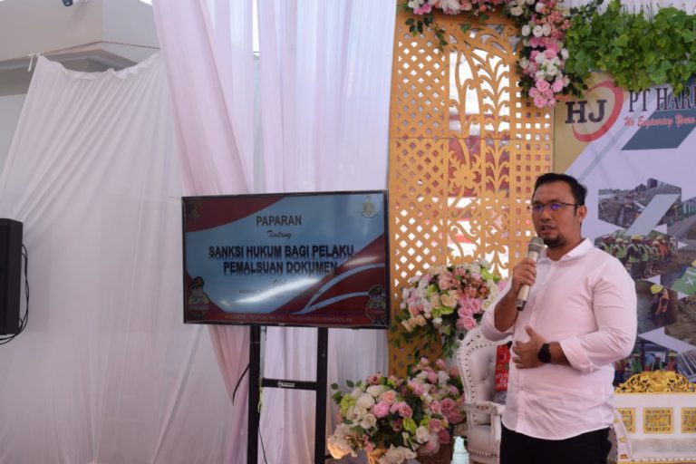 Kompol Budi Nasuha isi materi pada workshop HUT PT Harum Jaya