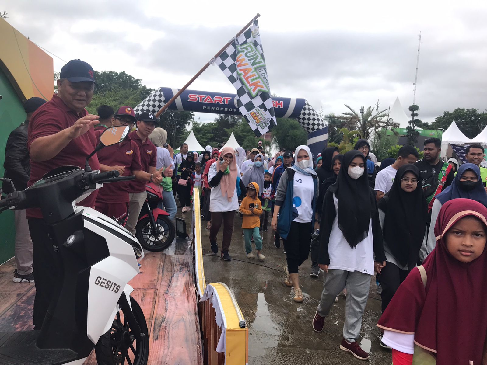 Assisten Pidana Khusus (Aspidsus) Kejati Aceh M Ali Akbar, saat lepas ratusan peserta Fun Walk dalam rangka Adhyaksa Expo 2022, Minggu (11/12/2022) di Banda Aceh.