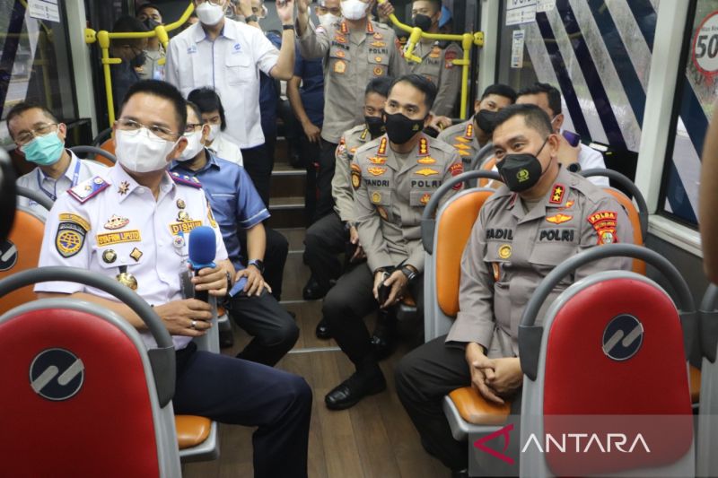 Personel Polda Metro diminta naik TransJakarta saat ke kantor