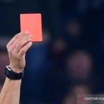 Ilustrasi kartu merah yang diperlihatkan seorang wasit dalam pertandingan sepak bola. (ANTARA/AFP/Filippo Monteforte)