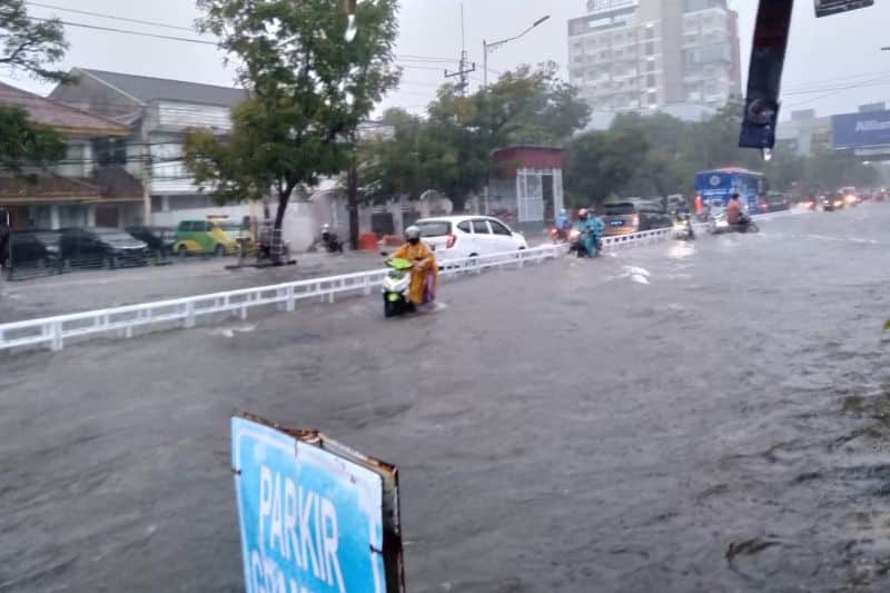 Banyak kendaraan mogok akibat banjir di Semarang