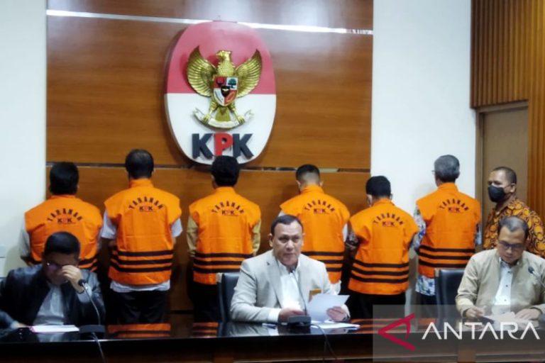 KPK menahan Bupati Bangkalan cs