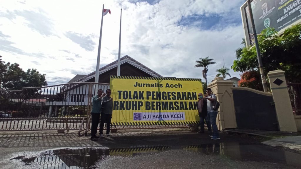 AJI Banda Aceh tutupi gerbang DPRA dengan papan penolakan RKUHP