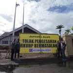 AJI Banda Aceh tutupi gerbang DPRA dengan papan penolakan RKUHP