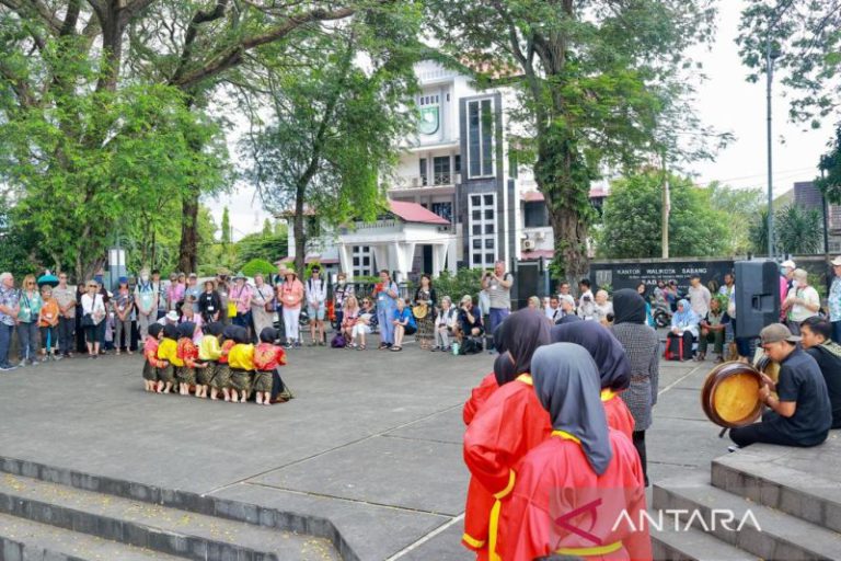 Kapal pesiar MV Coral Geographer bersandar perdana di Sabang