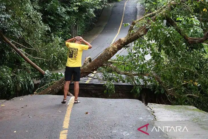 24 tiang listrik di Sabang rusak akibat longsor