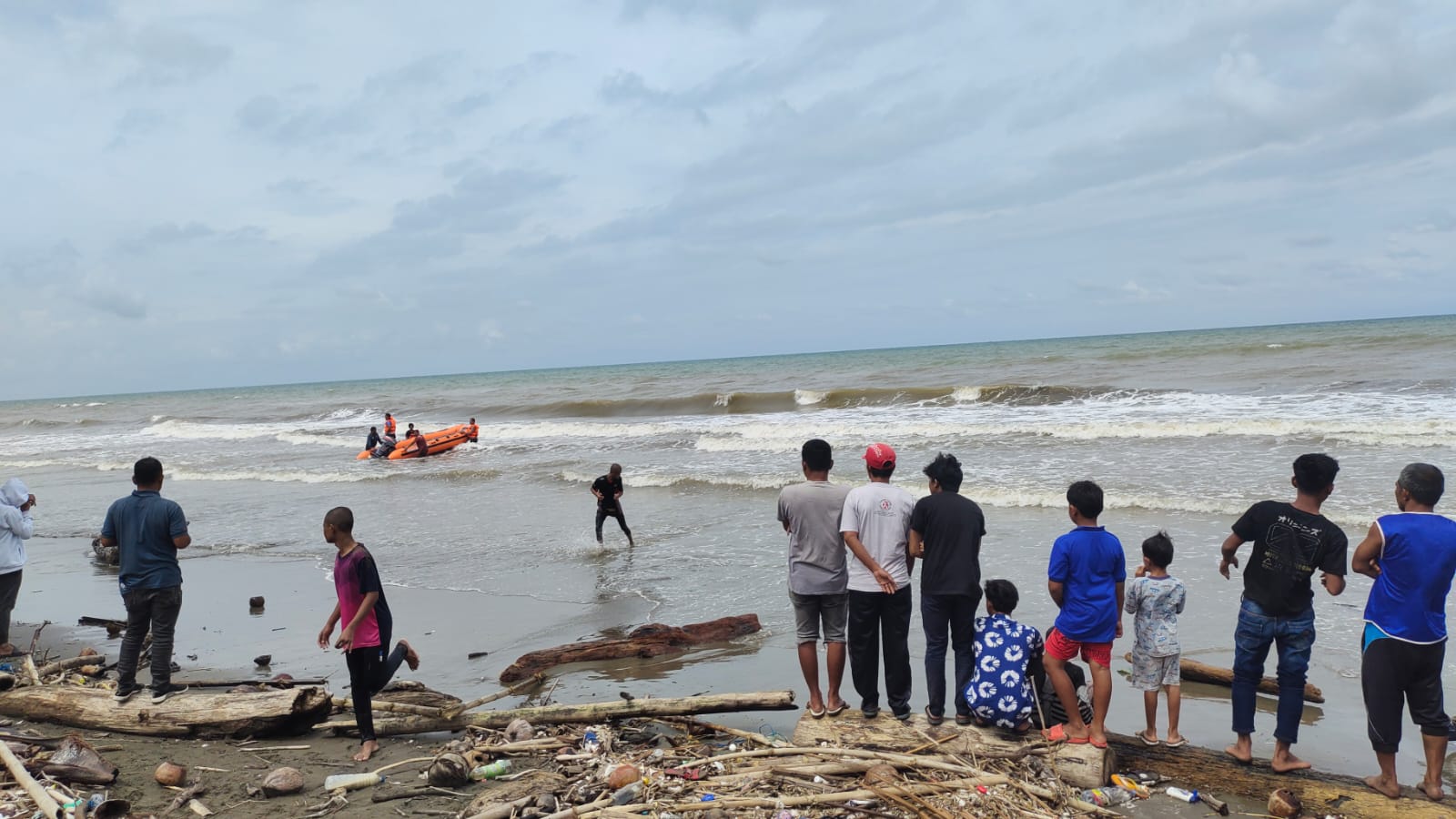 Santri Jeumala Amal terseret arus di Pantai Kutang