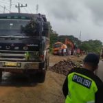 Truk pengangkut CPO terperosok di KM 81 Pidie