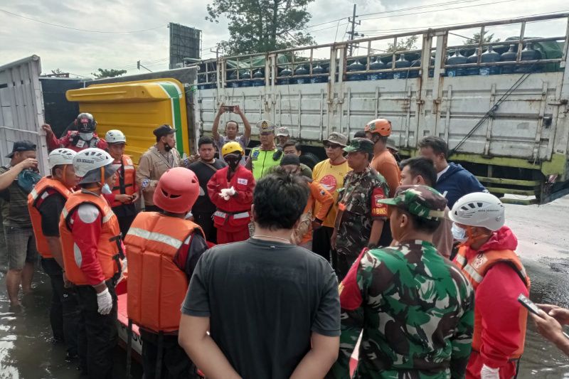 Tiga orang tewas tersetrum selama banjir melanda Semarang
