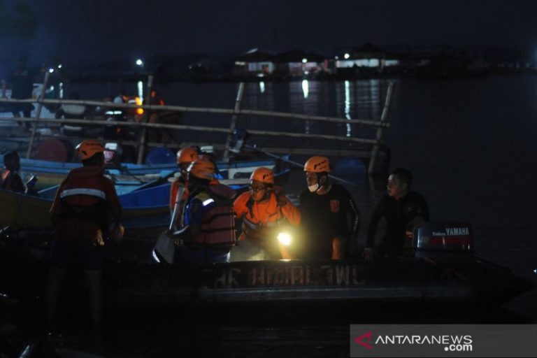 Dua kapal perang dan pesawat militer cari prajurit hilang di Yapen