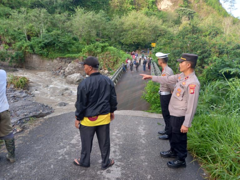 Jembatan penghubung di Bener Meriah amblas