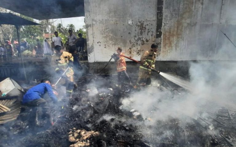 Usaha perabok miliki Darma Efendi di Darussalam hangus terbakar