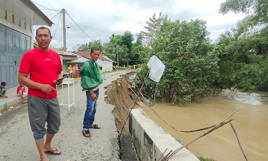 Tanggul Gampong Pulo Pisang amblas akibat banjir di Pidie
