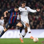 Penyerang Barcelona Robert Lewandowski (kiri) berebut bola dengan bek Manchester United Raphael Varane dalam pertandingan leg pertama babak 32 besar Liga Europa di Camp Nou pada 16 Februari 2023. ANTARA/AFP/JOSEP LAGO