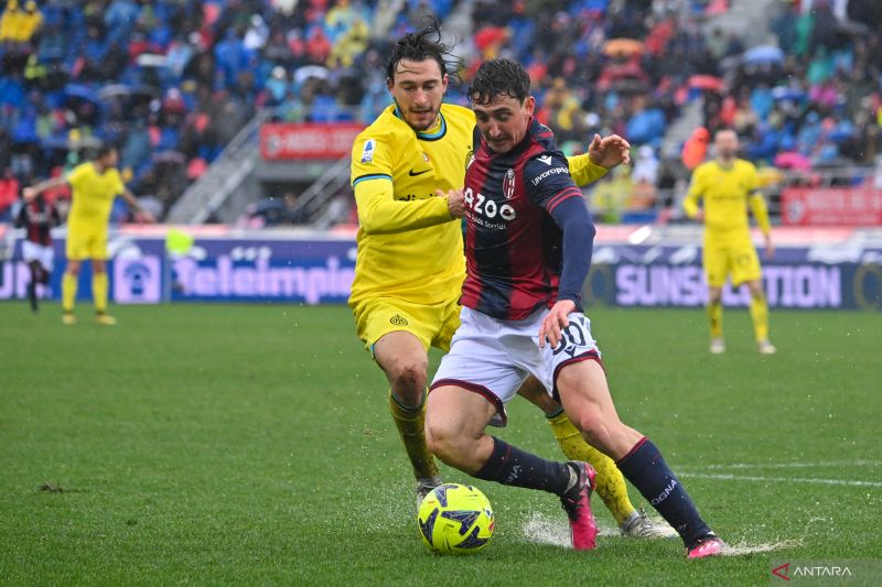 Pemain Bologna Andrea Cambiaso (kanan) berduel memerebutkan bola lawan bek Inter Milan Matteo Darmian di stadion Renato-Dall'Ara pada 26 Februari 2023. ANTARA/AFP/ALBERTO PIZZOLI