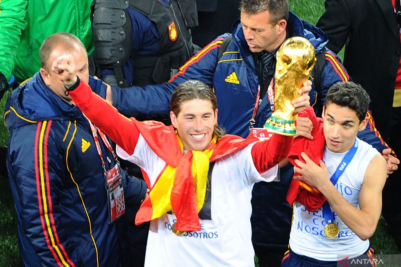Sergio Ramos memegang trofi Piala Dunia 2010 setelah membawa Spanyol menang melawan Belanda di final pada 11 Juli 2010 di Afrika Selatan. ANTARA/AFP/CHRISTOPHE SIMON)