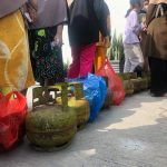Dinas ESDM Aceh tegaskan gas melon tak boleh dijual selain di pangkalan Masyarakat mengantre untuk membeli gas 3 kg di salah satu pangkalan di Banda Aceh, Kamis (23/2/2023). Foto: Riska Zulfira/popularitas.com