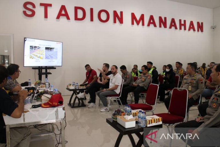Dua perwakilan FIFA Sunny Kohli (duduk kiri depan) bersama Thomas saat mendengarkan paparan dari Dispora Kota Surakarta dan Nindya Karya selaku kontraktor progres renovasi ,di Stadion Manahan Solo, jateng, Jumat (24/2/2023). ANTARA/Bambang Dwi Marwoto.