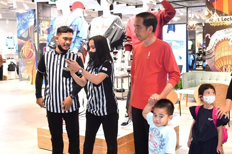 Jokowi ajak cucu kunjungi pusat perbelanjaan di Medan