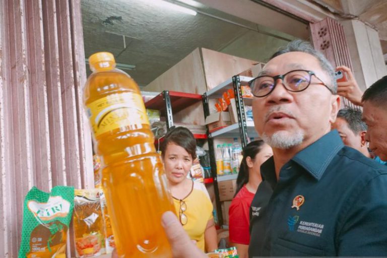 Beli minyak goreng wajib pakai KTP, harga tebus Rp14 ribu perkilogram