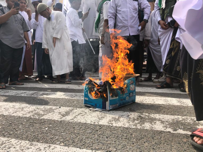 Ratusan warga Aceh bakar bendera Belanda dan Denmark