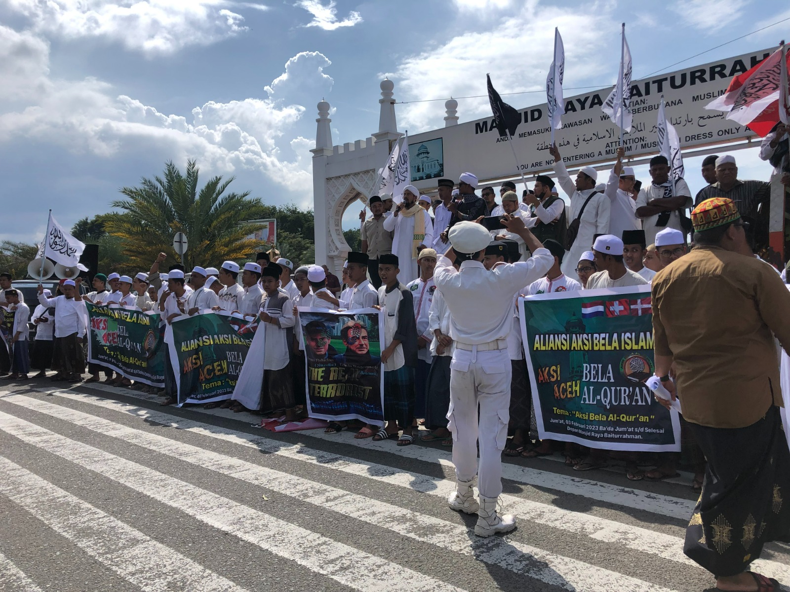 Kecam pembakaran Alquran, ratusan massa gelar aksi di depan Masjid Raya Baiturrahman