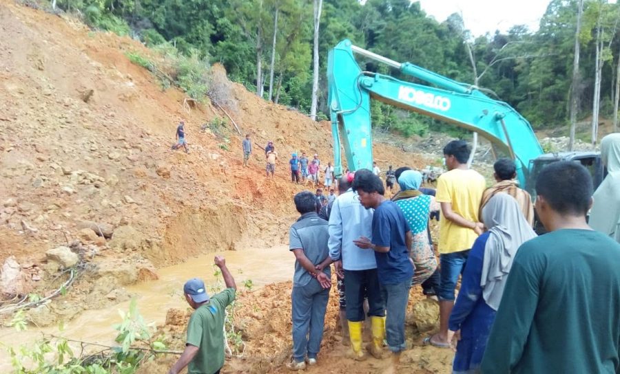 200 orang dan 6 unit beko dikerahkan cari kepala desa di Nagan Raya yang tertimbun longsor