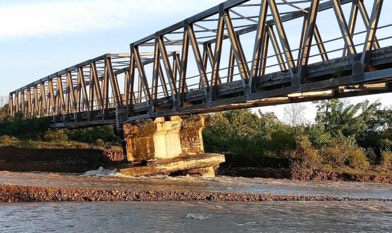 Jembatan Keumala di Pidie miring dan nyaris ambruk, diduga akibat penggalian pasir ilegal