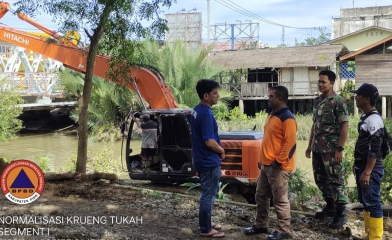 Dinas PUPR Pidie keruk Krueng Teukah