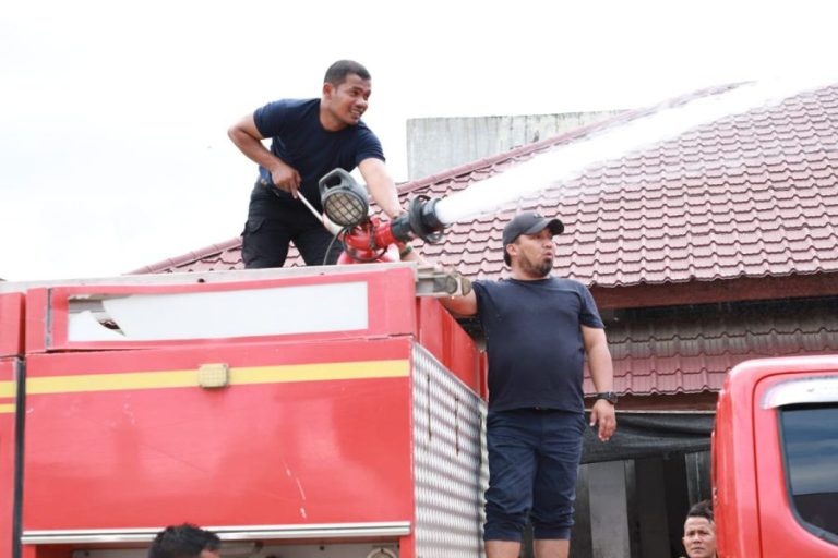 Bawa dua unit Damkar, Pj Bupati Aceh Besar gelar aksi bersih di Pasar Lambaro