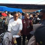 Presiden Jokowi sapa warga di Pasar Batuphat
