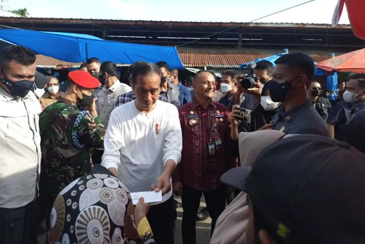 Presiden Jokowi sapa warga di Pasar Batuphat