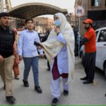 Warga Pakistan cari kerabat di RS usai ledakan bom di masjid Peshawar