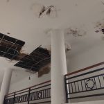 Plafon bangunan perkantoran pusat administrasi Pemerintahan Kabupaten Pidie Jaya tampak rusak.