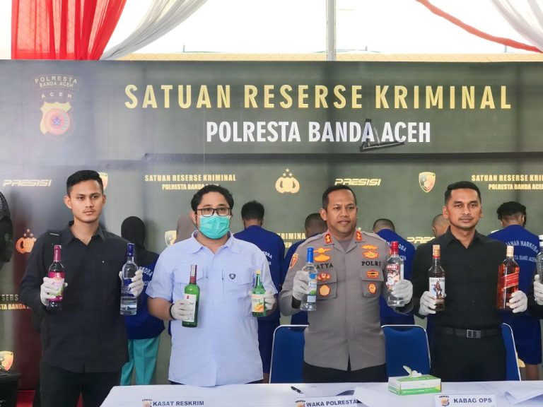 Polisi sita ratusan botol miras di Banda Aceh, 12 pelaku diamankan