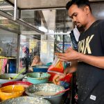 Pedagang bumbu di Pasar Induk Lambaro diserbu pembeli saat meugang