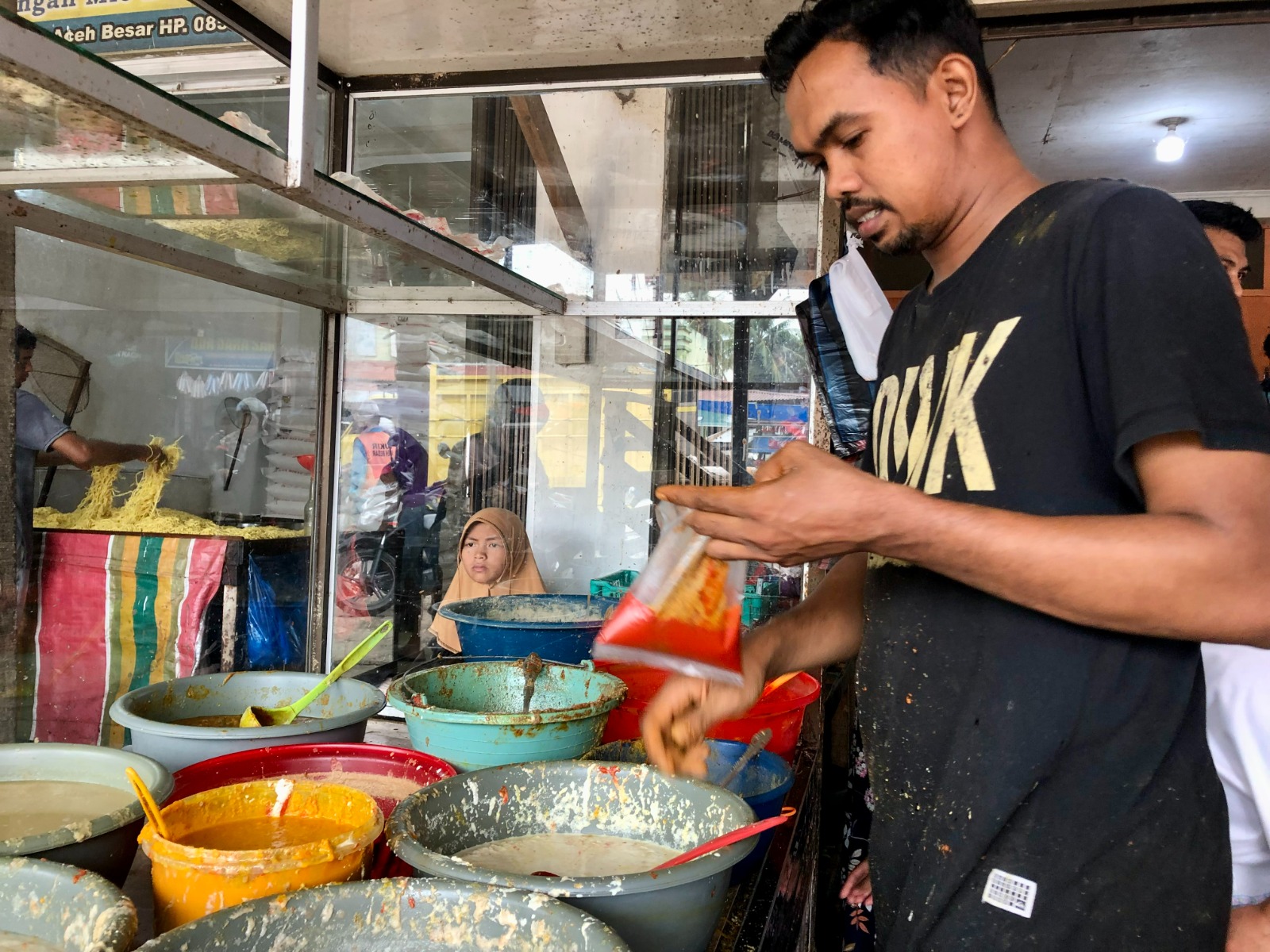 Pedagang bumbu di Pasar Induk Lambaro diserbu pembeli saat meugang