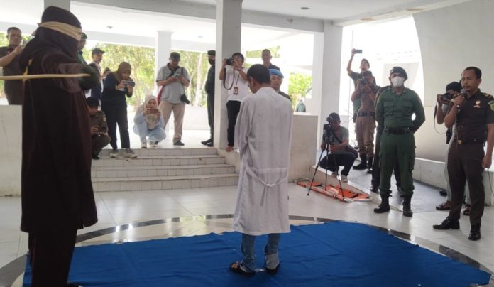 Pria beristri asal Aceh Tengah dicambuk 22 kali di Banda Aceh