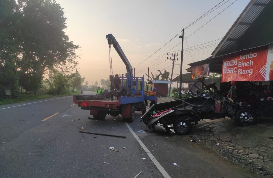 Abdullah supir L300 tewas laka lantas di Pidie POPULARITAS.COM - Abdullah (47) supir angkutan umum L300 tewas usai kecelakaan di Pidie. Peristiwa kecelakaan lalu lintas yang menimpa warga Gampong Suga Pekan Baro itu, terjadi di Jalan Nasional Medan-Banda Aceh, persisnya di Padang Tiji. Kasatlantas Polres Pidie Iptu Mahruzar dalam keterangannya kepada popularitas.com, mengatakan, kecelakaan maut yang menyebabkan korban atas nama Abdullah (47) meninggal dunia itu, terjadi sekira pukul 04.00 WIB pagi hari, Selasa (14/3/2023). Dari olah TKP yang dilakukan pihaknya, kecelakaan melibatkan kenderaan jenis Mistshubisi Colt BL 8717 FM dengan kenderaan jenis L300 pick up BL 8381 PG, ujarnya. Dari keterangan sejumlah saksi, dan juga hasil olah TKP, diketahui mobil Mitsubshi Colt yang dikemudian M Nazar (42) warga Bireuen, sedang melaju dengan kecepatan tinggi dari arah Medan menuju Banda Aceh. Nah, sementara itu, kenderaan yang dikemudikan korban, melaju dari arah berlawanan. Diduga supir L300 mengantuk, dan tak dapat menguasai mobil, dan oleng ke arah kanan. Editor : Hendro Saky