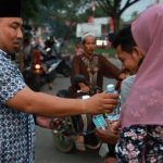 Pj Bupati Aceh Besar bagi takjil kepada warganya