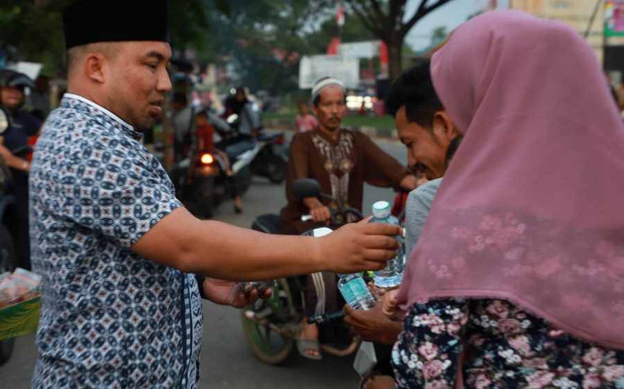 Pj Bupati Aceh Besar bagi takjil kepada warganya