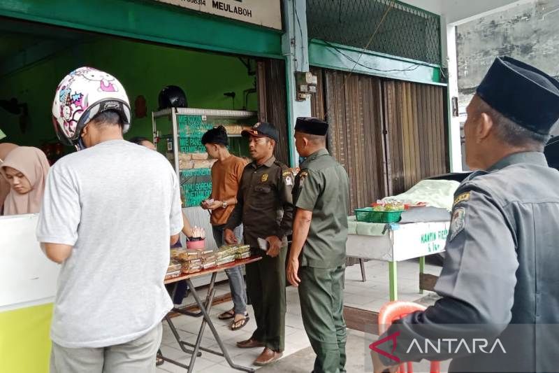 Satpol PP dan WH Aceh Barat tutup paksa rumah makan berjualan di siang hari