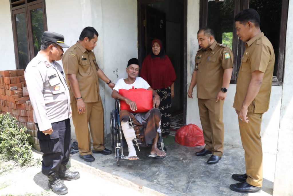Pj Bupati Aceh Besar antar bantuan kursi roda untuk penyandang disabilitas